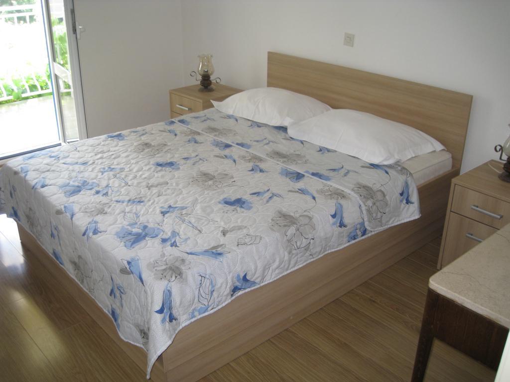 Apartmani Famelja Jovanovic Sveti Stefan Rum bild
