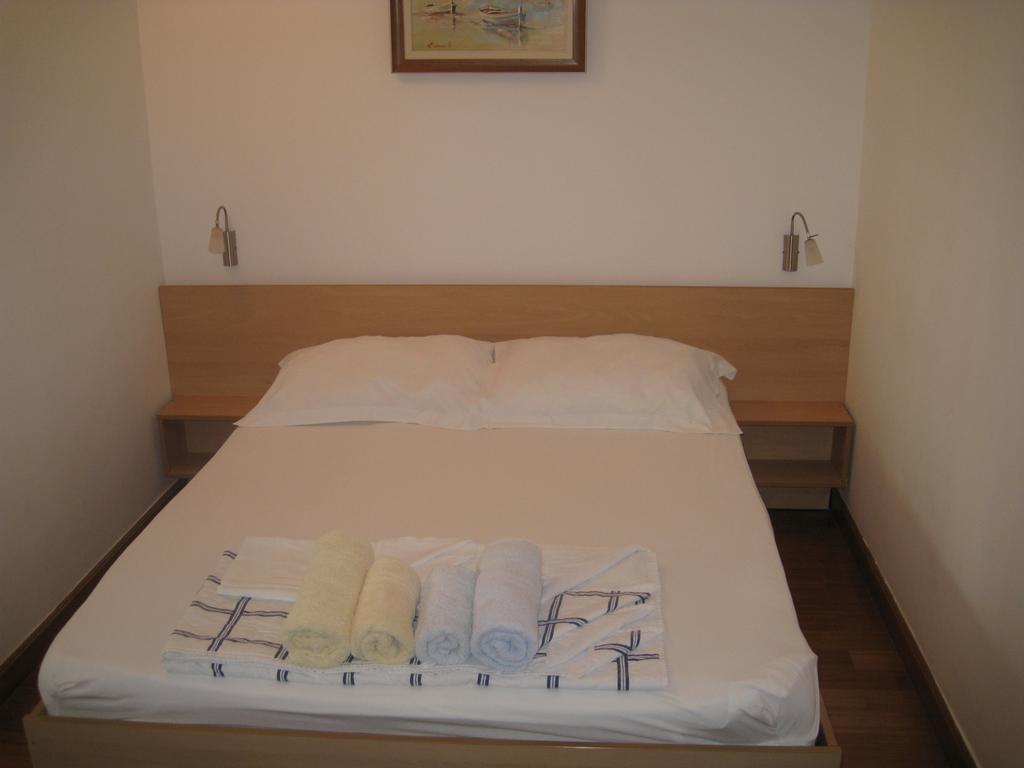 Apartmani Famelja Jovanovic Sveti Stefan Rum bild