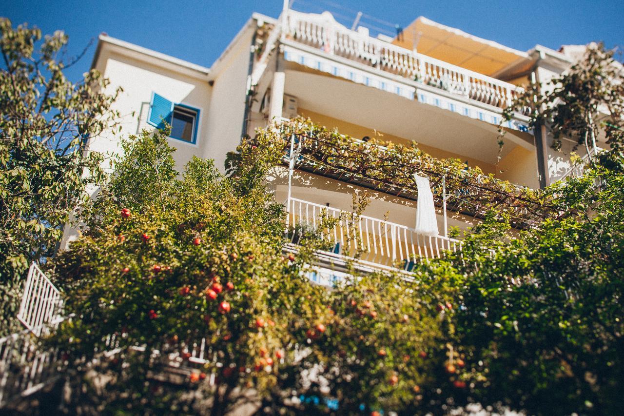 Apartmani Famelja Jovanovic Sveti Stefan Exteriör bild